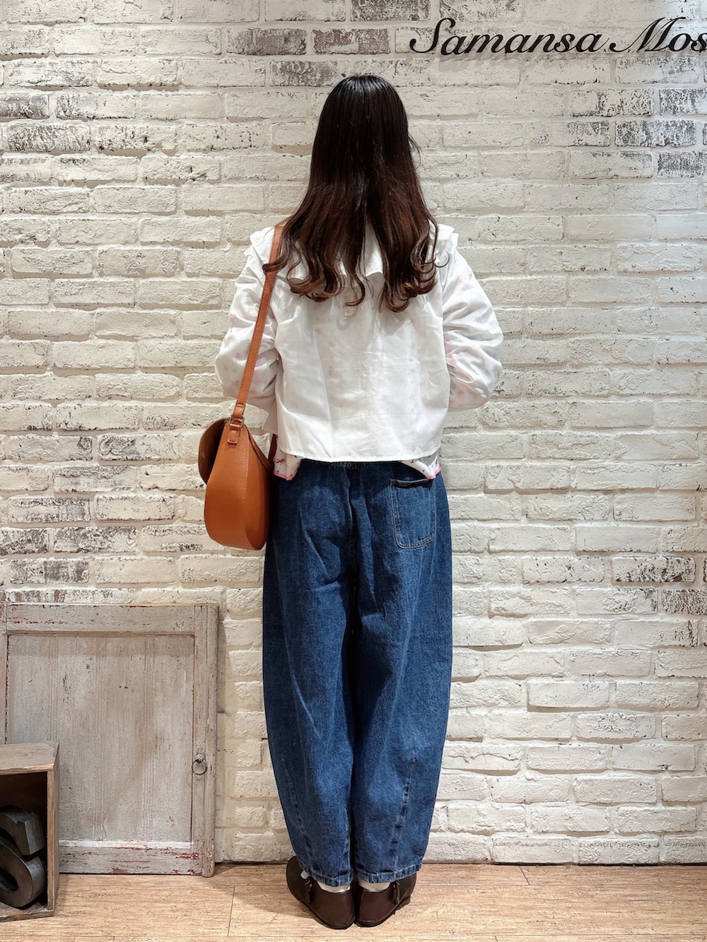 「今日のコーデ、春、大人女子、オトナ女子、レディースファッション、デニム、ホワイト、花柄、イエベ春、はるコーデ、カジュアル、カジュアルガーリー、ブラウン、サマンサ モスモス(Samansa Mos2)、Samansa Mos2」｜「Samansa Mos2の【M/Lサイズ】コクーンデニムパンツ（その他パンツ、ブルー系）」を使った、りんごさん（レディース・167cm）の冬コーディネートの3枚目の写真