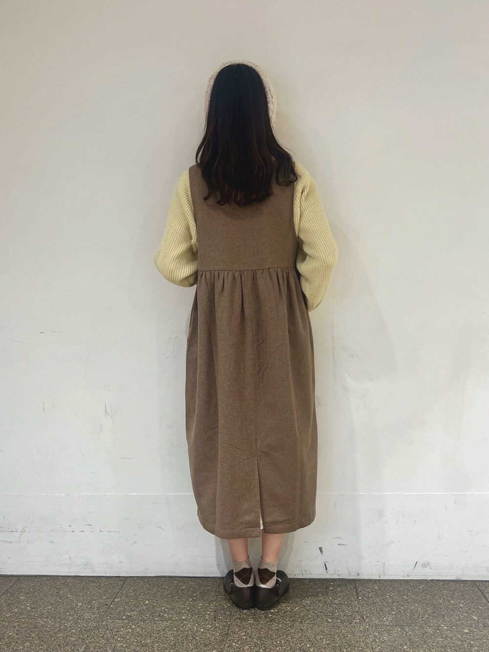 「サマンサ モスモス(Samansa Mos2)、Samansa Mos2、SM2、クリスマスに着たい服、最近のいい感じコーデ、オトナカジュアル、シンプルスタイル、オトナ女子、冬、ニット/セーター、秋冬コーデ、お洒落さんとつながりたい」｜「Samansa Mos2の前後2WAYジャンパースカート（ワンピース、ブラウン系）」を使った、りんごさん（レディース・167cm）の冬コーディネートの3枚目の写真