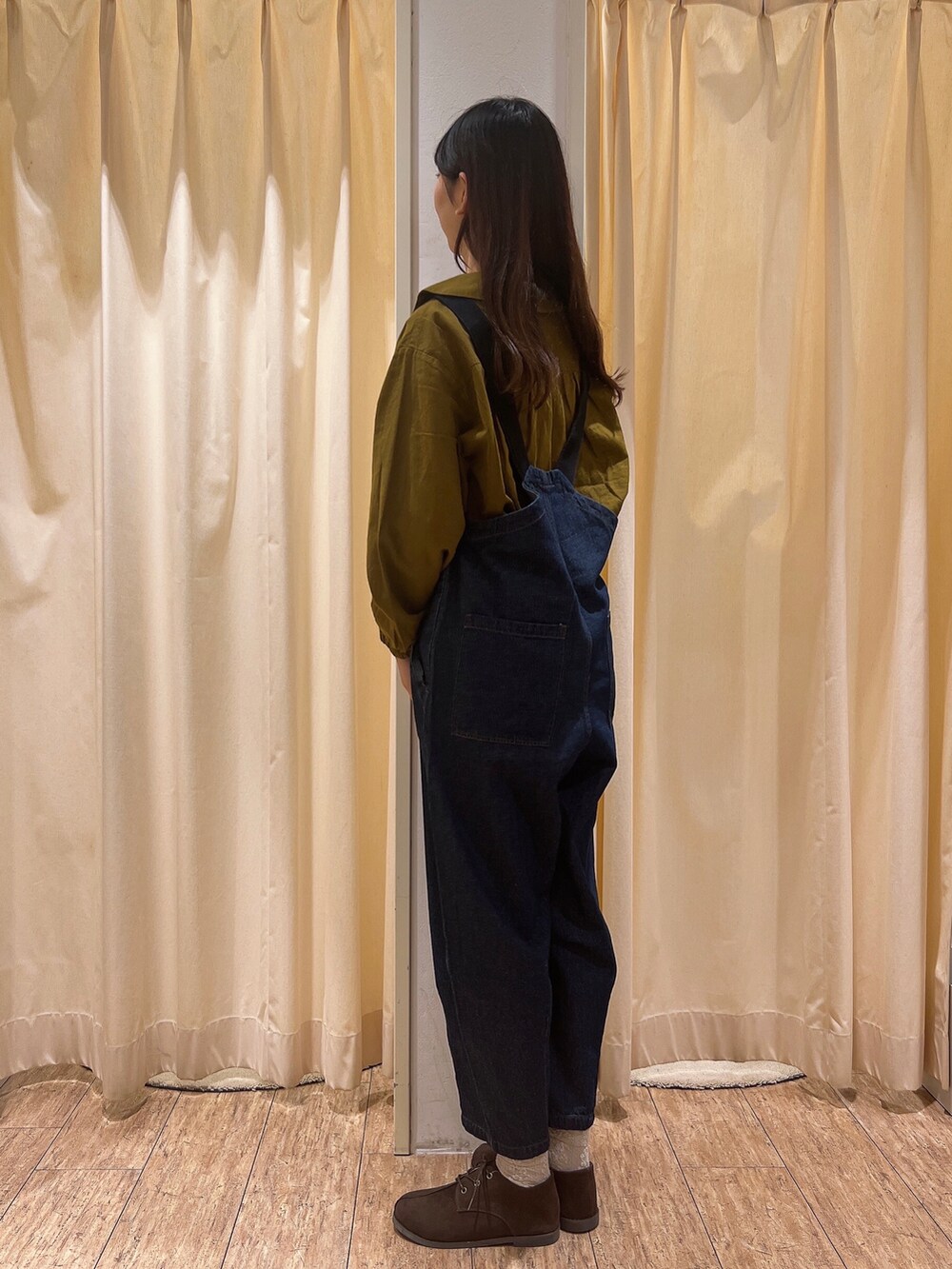 「サマンサ モスモス(Samansa Mos2)、Samansa Mos2、SM2、デニム、シンプルスタイル、オトナカワイイ、秋服、オトナ女子、お出かけコーデ、秋カラー」｜「Samansa Mos2のデニム/カツラギサロペット（サロペット/オーバーオール、ブルー系）」を使った、りんごさん（レディース・167cm）の秋コーディネートの3枚目の写真