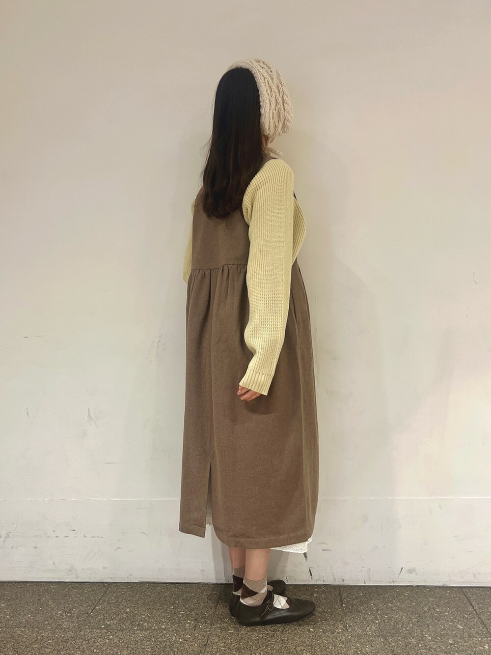 「サマンサ モスモス(Samansa Mos2)、Samansa Mos2、SM2、クリスマスに着たい服、最近のいい感じコーデ、オトナカジュアル、シンプルスタイル、オトナ女子、冬、ニット/セーター、秋冬コーデ、お洒落さんとつながりたい」｜「Samansa Mos2の前後2WAYジャンパースカート（ワンピース、ブラウン系）」を使った、りんごさん（レディース・167cm）の冬コーディネートの2枚目の写真