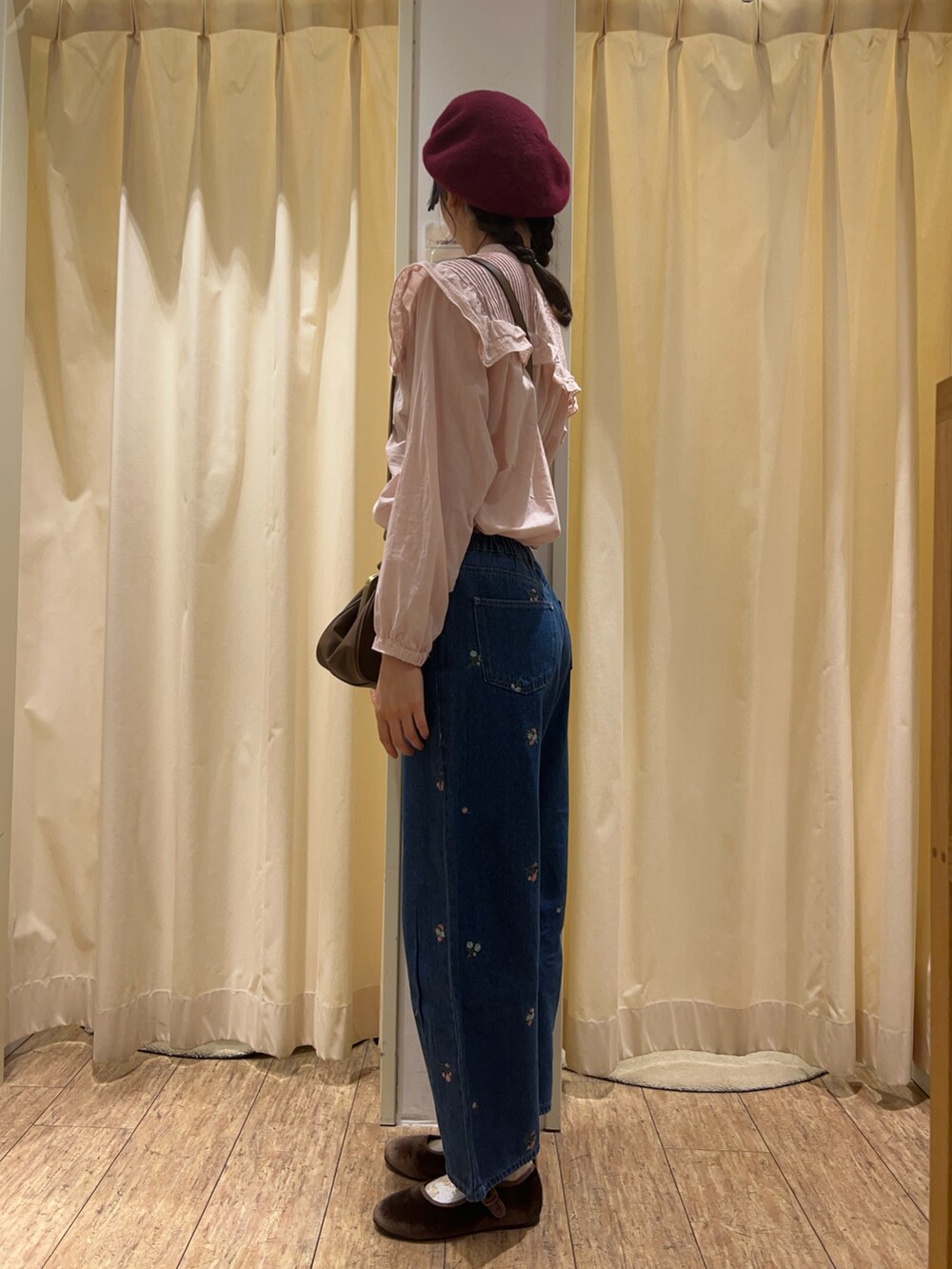 ピンク系のシャツ/ブラウス、ブルー系のその他パンツ、ブラウン系のドレスシューズを着用したレディースの秋コーディネートの2枚目の写真