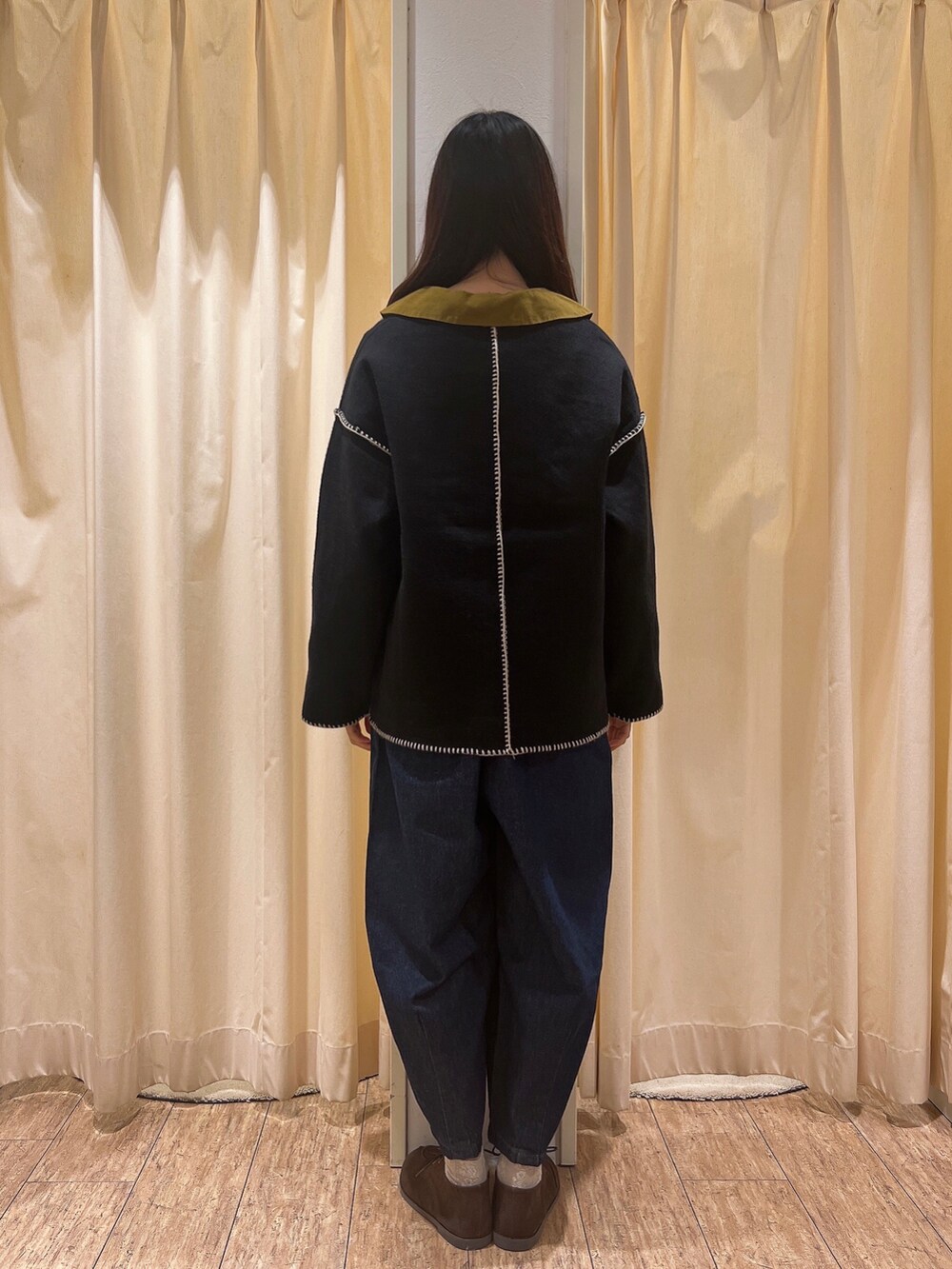 「サマンサ モスモス(Samansa Mos2)、Samansa Mos2、SM2、シンプルスタイル、秋服、オトナカワイイ、オトナ女子、お出かけコーデ、秋カラー」｜「Samansa Mos2の【マシンウォッシャブル】ブランケットステッチニットジャケット（ノーカラージャケット、ブラック系）」を使った、りんごさん（レディース・167cm）の秋コーディネートの2枚目の写真