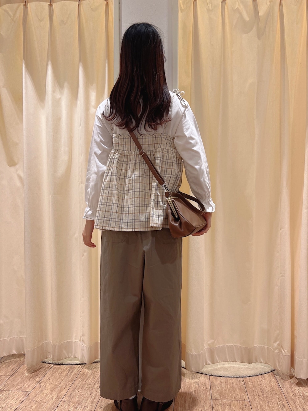 「サマンサ モスモス(Samansa Mos2)、Samansa Mos2、SM2、シンプルスタイル、オトナ女子、オトナカワイイ、秋服、おしゃれさんと繋がりたい、秋カラー、レイヤードスタイル」｜「Samansa Mos2のチェック柄キャミブラウス（シャツ/ブラウス、ホワイト系）」を使った、りんごさん（レディース・167cm）の秋コーディネートの3枚目の写真