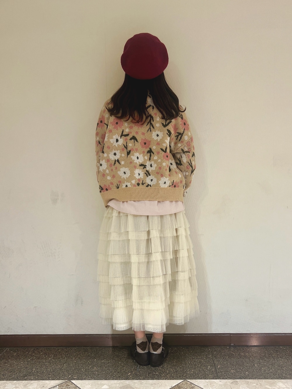 「サマンサ モスモス(Samansa Mos2)、Samansa Mos2、SM2、ホワイトコーデ、クリスマスに着たい服、最近のいい感じコーデ、オトナカジュアル、冬、ニット/セーター、お出かけコーデ、お洒落さんとつながりたい」｜「Samansa Mos2のバスクベレー帽（ハット、レッド系）」を使った、りんごさん（レディース・167cm）の冬コーディネートの4枚目の写真