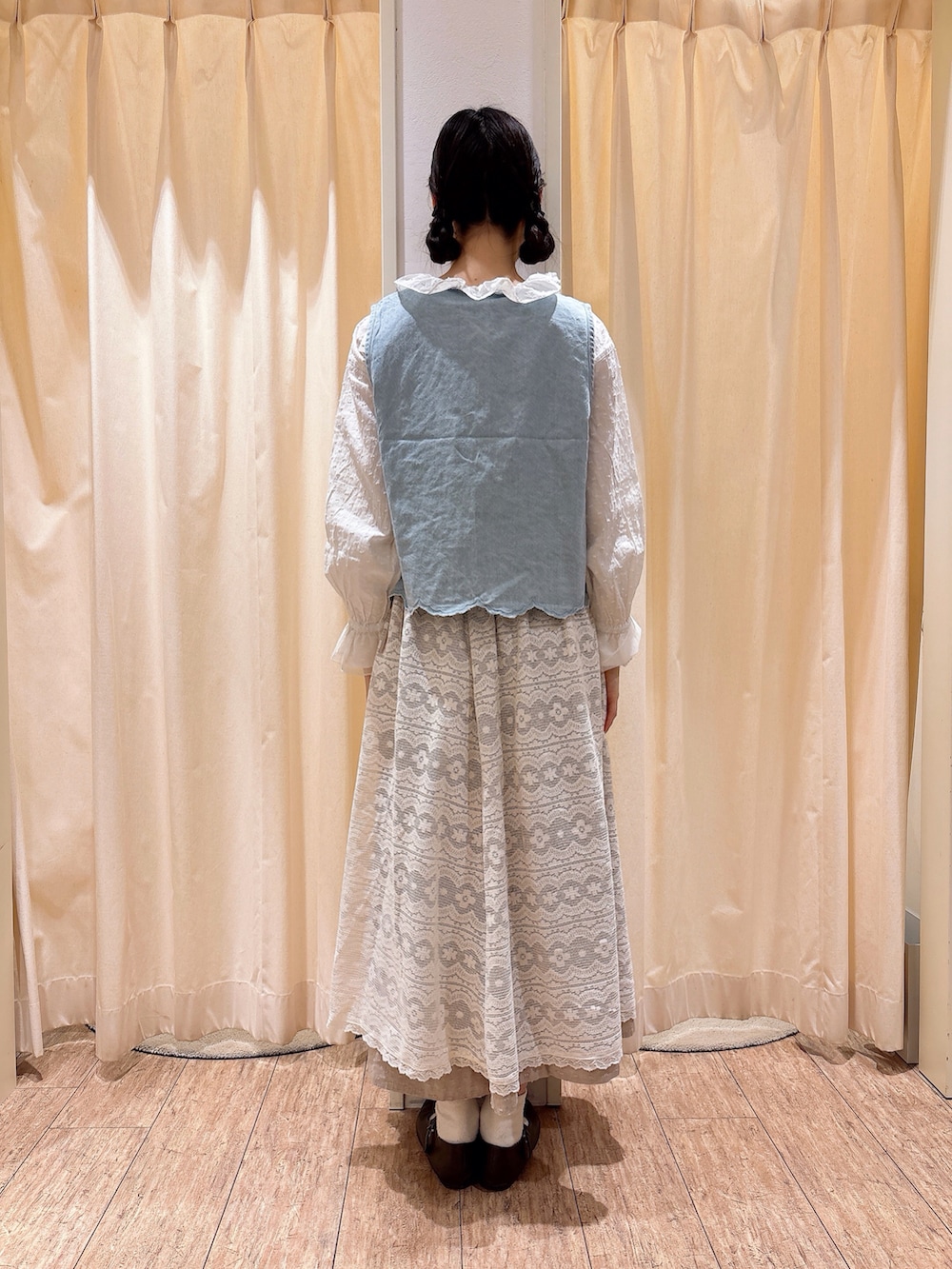 「サマンサ モスモス(Samansa Mos2)、Samansa Mos2、SM2、春色、ベスト、刺繍、イエベ春、淡色コーデ、大人女子、大人ガーリー、25SS春の新作、デニムコーデ、レース、リボン、ブラウン」｜「Samansa Mos2のワンストラップシューズ（ドレスシューズ、ブラウン系）」を使った、りんごさん（レディース・167cm）の冬コーディネートの3枚目の写真