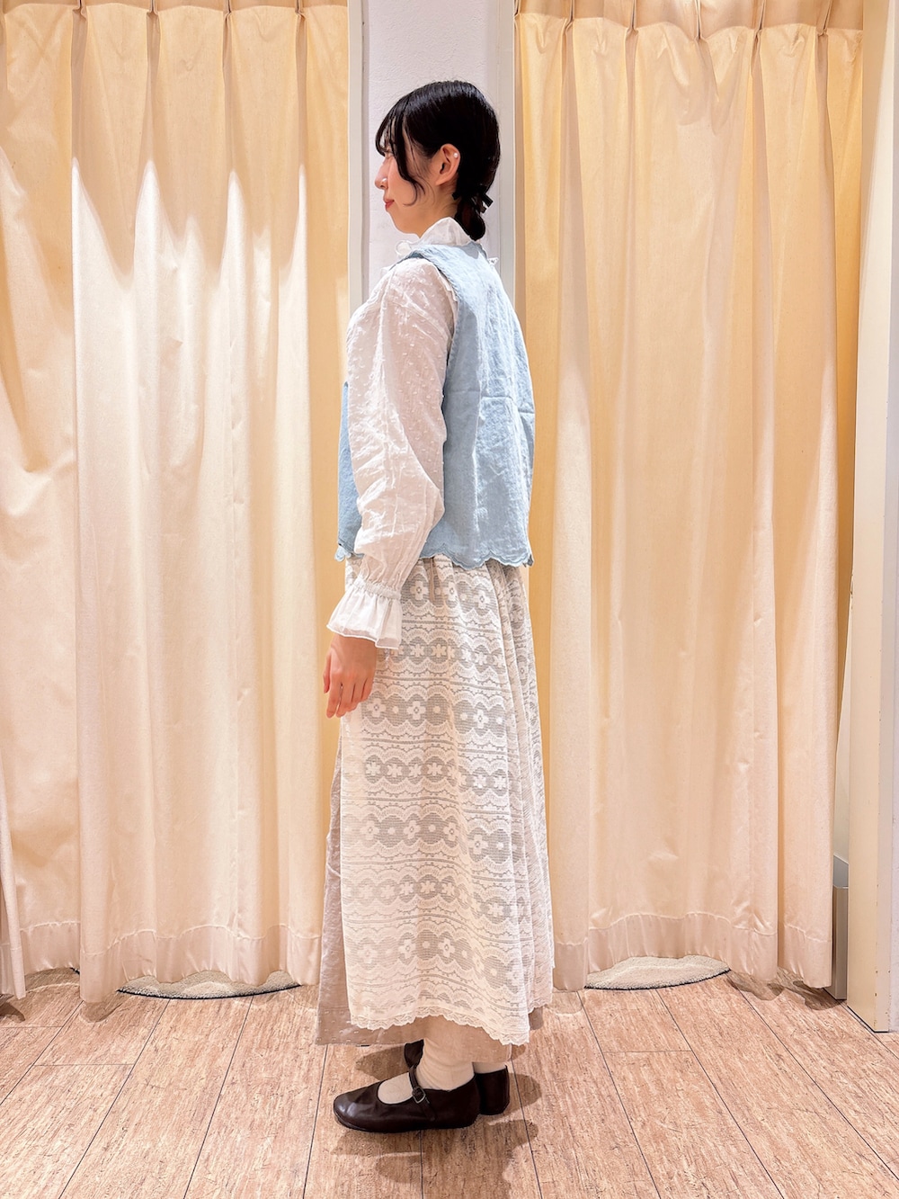 「サマンサ モスモス(Samansa Mos2)、Samansa Mos2、SM2、春色、ベスト、刺繍、イエベ春、淡色コーデ、大人女子、大人ガーリー、25SS春の新作、デニムコーデ、レース、リボン、ブラウン」｜「Samansa Mos2のワンストラップシューズ（ドレスシューズ、ブラウン系）」を使った、りんごさん（レディース・167cm）の冬コーディネートの2枚目の写真