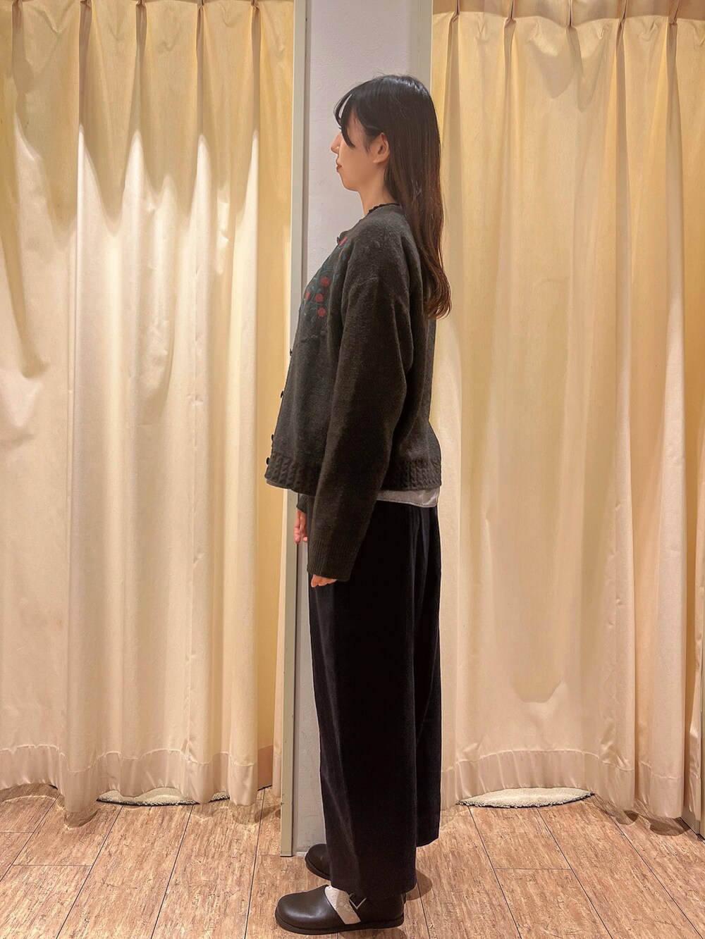 「サマンサ モスモス(Samansa Mos2)、Samansa Mos2、SM2、シンプルスタイル、秋服、オトナカワイイ、オトナ女子、お出かけコーデ、秋カラー」｜「Samansa Mos2のアイテム（シャツ/ブラウス、ブラック系）」を使った、りんごさん（レディース・167cm）の秋コーディネートの2枚目の写真