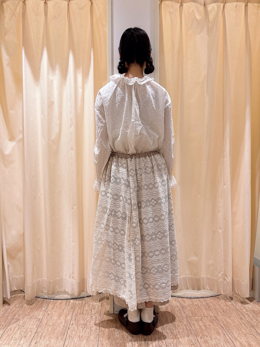 「サマンサ モスモス(Samansa Mos2)、Samansa Mos2、SM2、春コーデ、イエベ春、今日のコーデ、春、大人女子、春色、淡色コーデ、ナチュラル、ホワイトコーデ、大人かわいい」｜「Samansa Mos2のアイテム（シャツ/ブラウス、ホワイト系）」を使った、りんごさん（レディース・167cm）の冬コーディネートの3枚目の写真