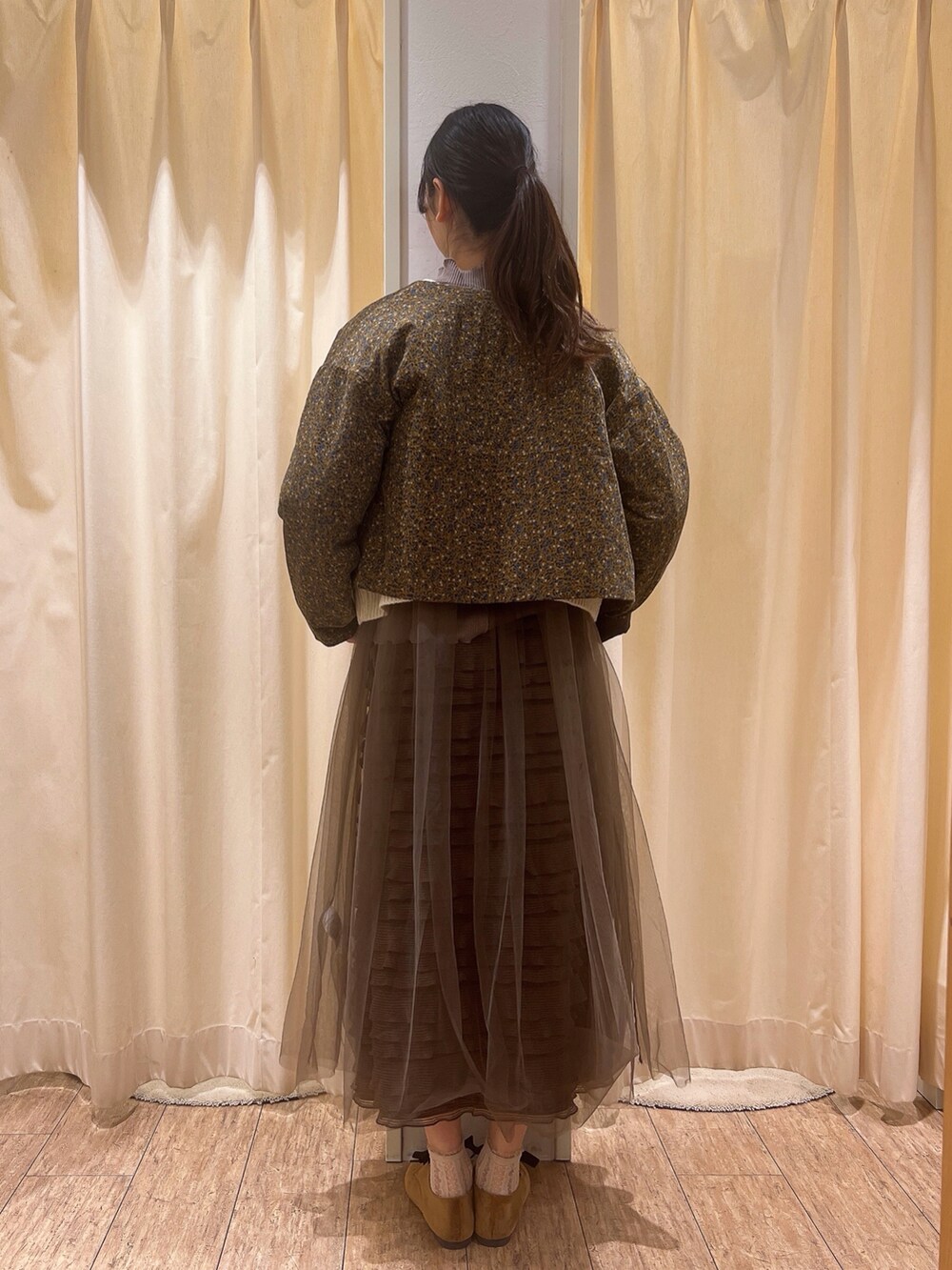 「Samansa Mos2のシャーリングフリルナロースカート（スカート、ブラウン系）」を使った、りんごさん（レディース・167cm）の秋コーディネートの2枚目の写真