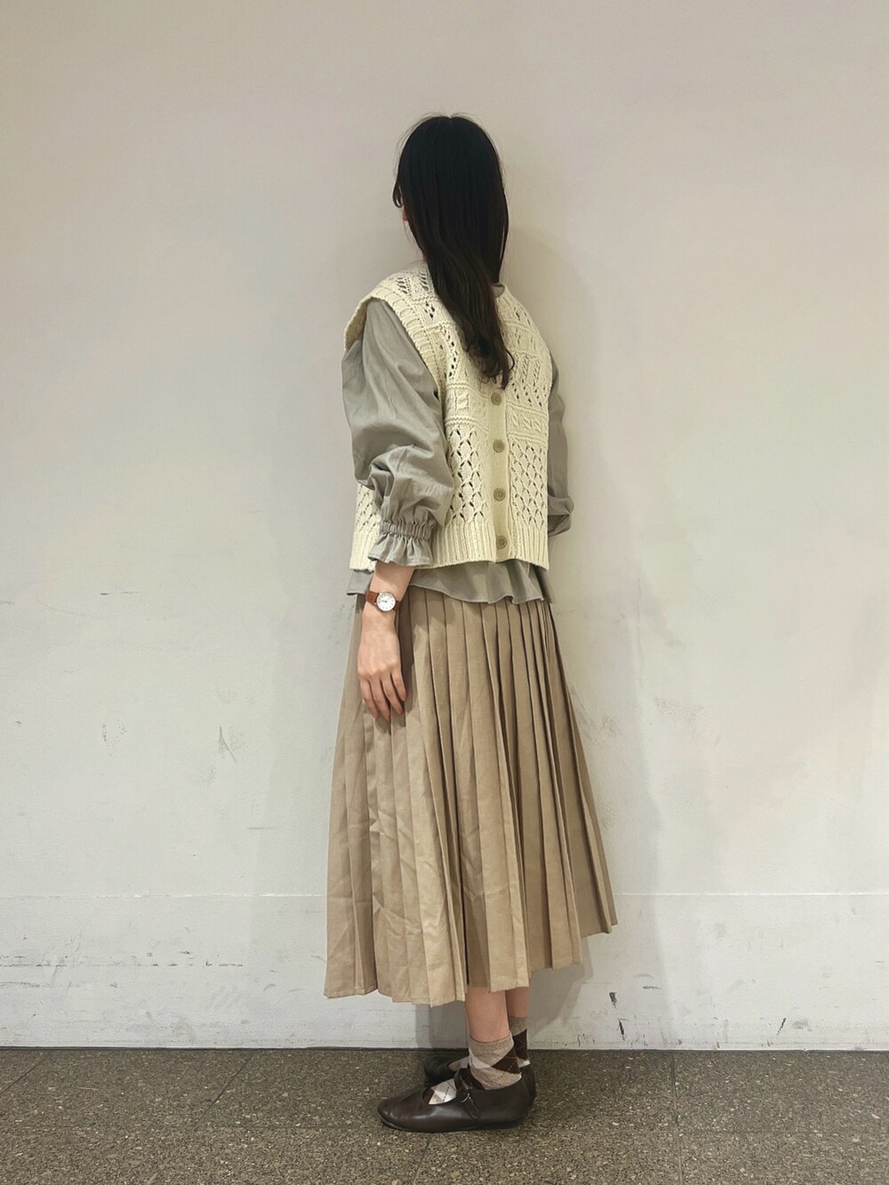 「サマンサ モスモス(Samansa Mos2)、Samansa Mos2、SM2、最近のいい感じコーデ、ホワイトコーデ、クリスマスに着たい服、冬、ニット/セーター」｜「Samansa Mos2の【FluffyWoolBlend】前後着ニットベスト（ベスト、ホワイト系）」を使った、りんごさん（レディース・167cm）の冬コーディネートの2枚目の写真