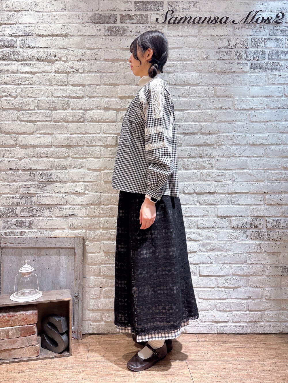 「サマンサ モスモス(Samansa Mos2)、Samansa Mos2、SM2、今日のコーデ、モノトーンコーデ、イエベ春、セットアップスタイル、ワントーンコーデ、大人ガーリー、25SS春の新作、スカートコーデ」｜「Samansa Mos2の柄アソート袖レース貼りブラウス（シャツ/ブラウス、ブラック系）」を使った、りんごさん（レディース・167cm）の冬コーディネートの2枚目の写真