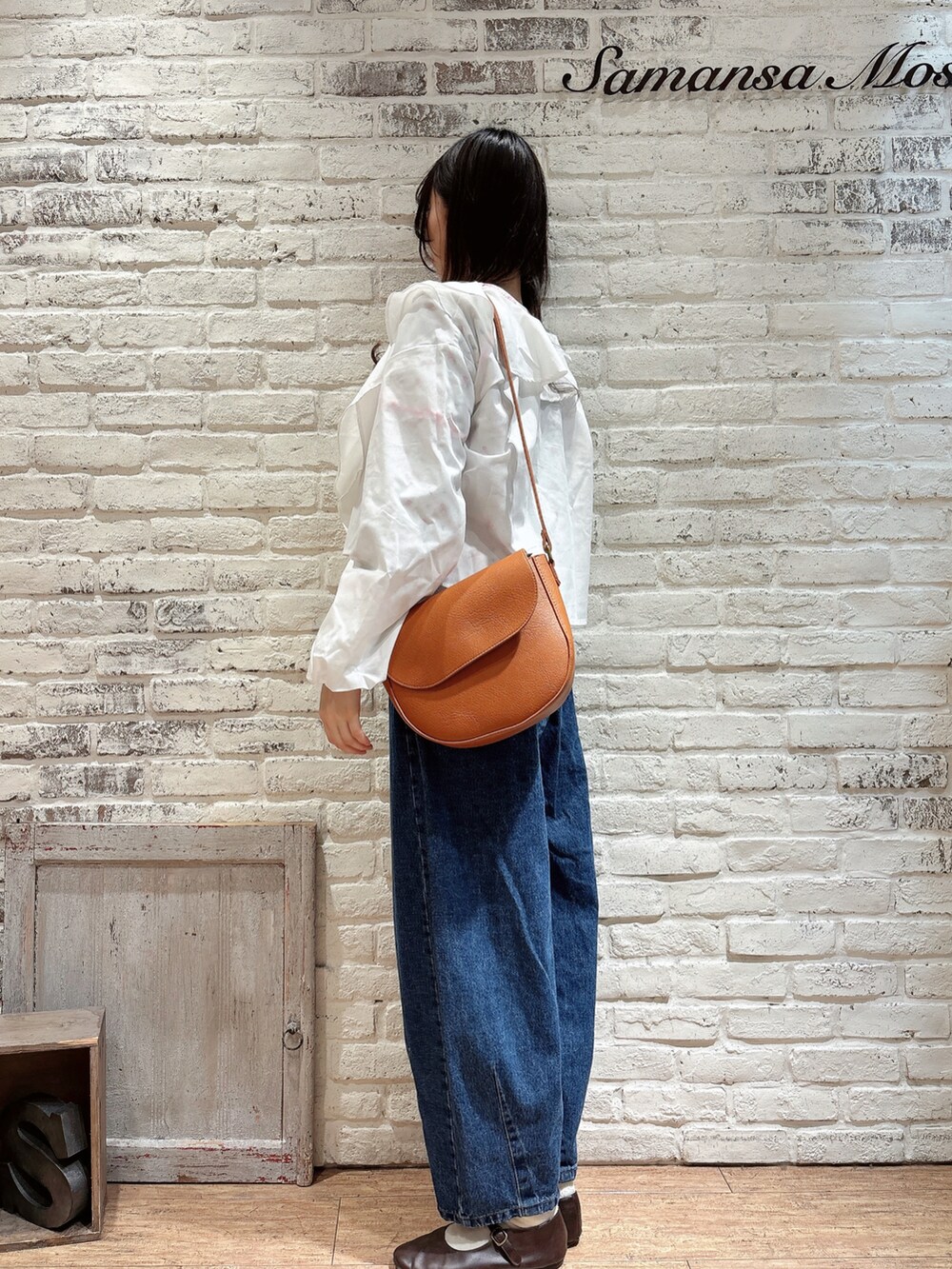 「今日のコーデ、春、大人女子、オトナ女子、レディースファッション、デニム、ホワイト、花柄、イエベ春、はるコーデ、カジュアル、カジュアルガーリー、ブラウン、サマンサ モスモス(Samansa Mos2)、Samansa Mos2」｜「Samansa Mos2の【M/Lサイズ】コクーンデニムパンツ（その他パンツ、ブルー系）」を使った、りんごさん（レディース・167cm）の冬コーディネートの2枚目の写真