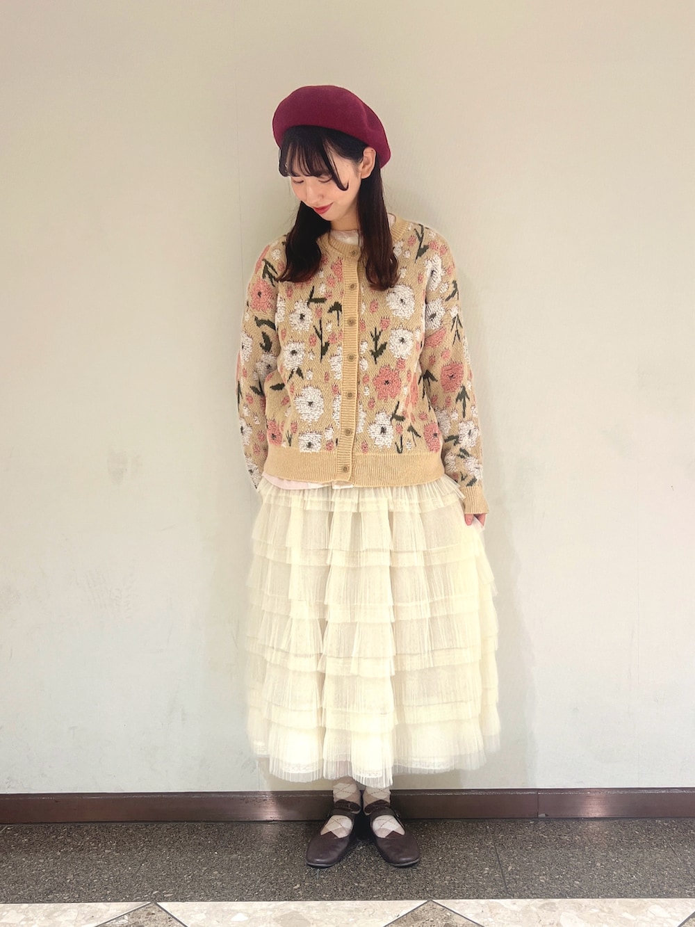 「サマンサ モスモス(Samansa Mos2)、Samansa Mos2、SM2、ホワイトコーデ、クリスマスに着たい服、最近のいい感じコーデ、オトナカジュアル、冬、ニット/セーター、お出かけコーデ、お洒落さんとつながりたい」｜「Samansa Mos2のバスクベレー帽（ハット、レッド系）」を使った、りんごさん（レディース・167cm）の冬コーディネートの2枚目の写真