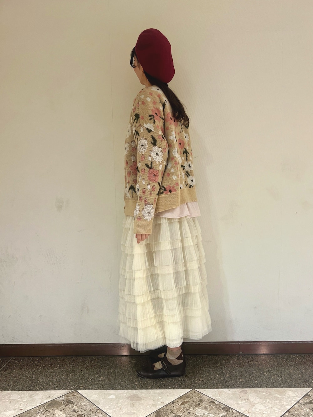 「サマンサ モスモス(Samansa Mos2)、Samansa Mos2、SM2、ホワイトコーデ、クリスマスに着たい服、最近のいい感じコーデ、オトナカジュアル、冬、ニット/セーター、お出かけコーデ、お洒落さんとつながりたい」｜「Samansa Mos2のバスクベレー帽（ハット、レッド系）」を使った、りんごさん（レディース・167cm）の冬コーディネートの3枚目の写真