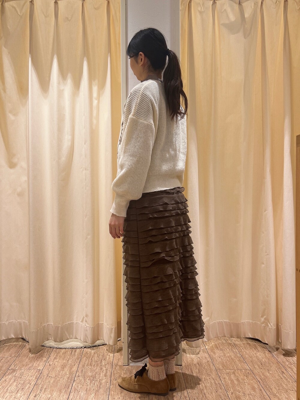 「サマンサ モスモス(Samansa Mos2)、Samansa Mos2、SM2、レイヤードスタイル、日常に魔法を、秋服、大人かわいい、トレンド、冬服」｜「Samansa Mos2のインナーSETチュールワンピース（ワンピース、ブラウン系）」を使った、りんごさん（レディース・167cm）の秋コーディネートの2枚目の写真