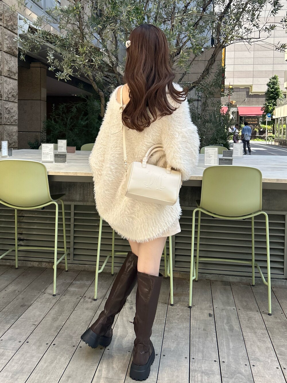 ホワイト系のカーディガン/ボレロを着用したレディースの秋コーディネートの2枚目の写真