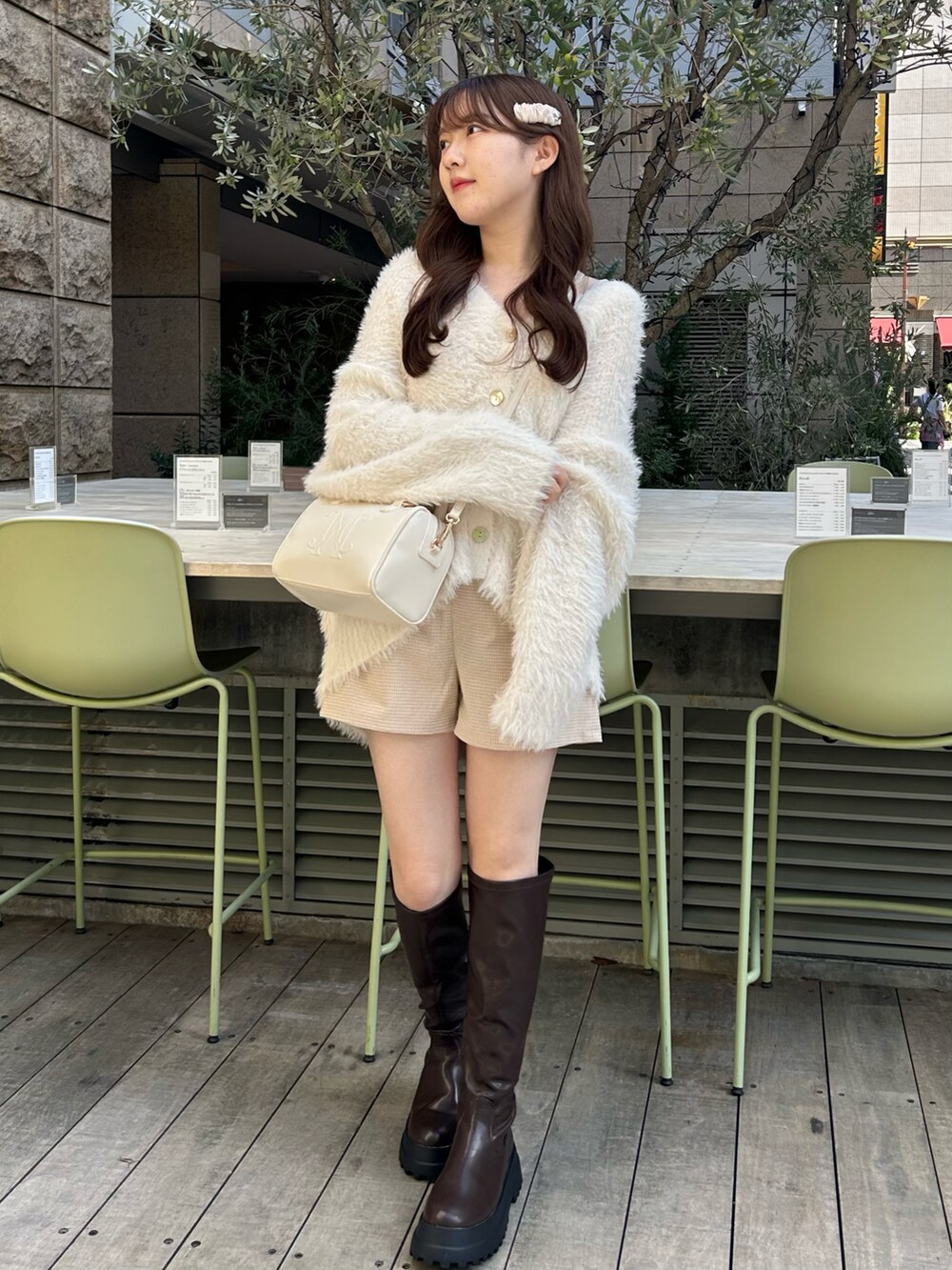 ホワイト系のカーディガン/ボレロを着用したレディースの秋コーディネートの3枚目の写真