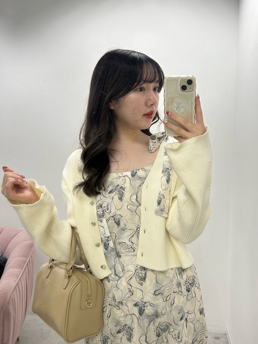ホワイト系のワンピースを着用したレディースの冬コーディネートの3枚目の写真