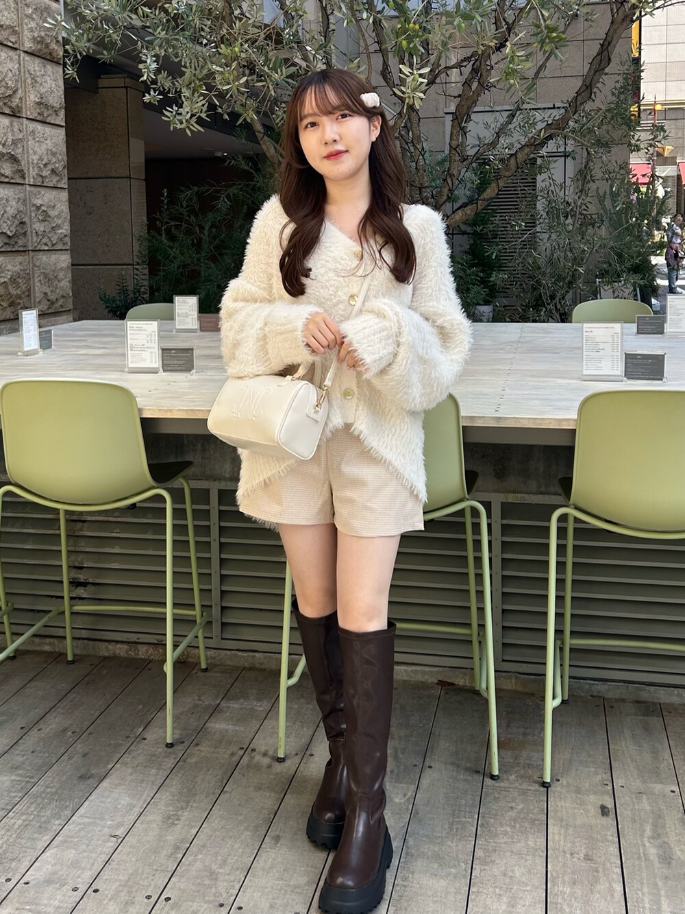 ホワイト系のカーディガン/ボレロを着用したレディースの秋コーディネートの4枚目の写真