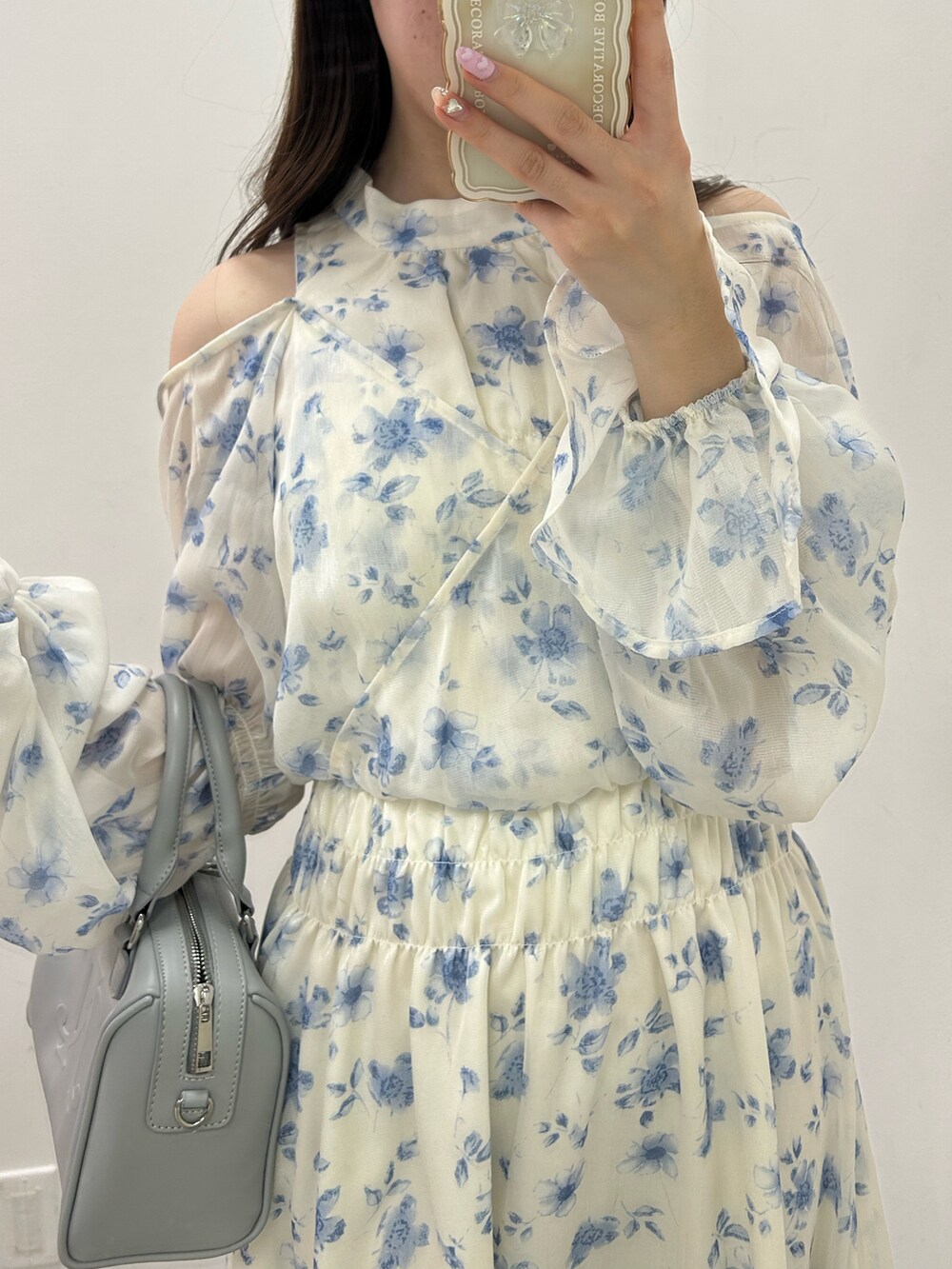 ブルー系のワンピース/ドレス、ホワイト系のトレンチコートを着用したレディースの冬コーディネートの4枚目の写真
