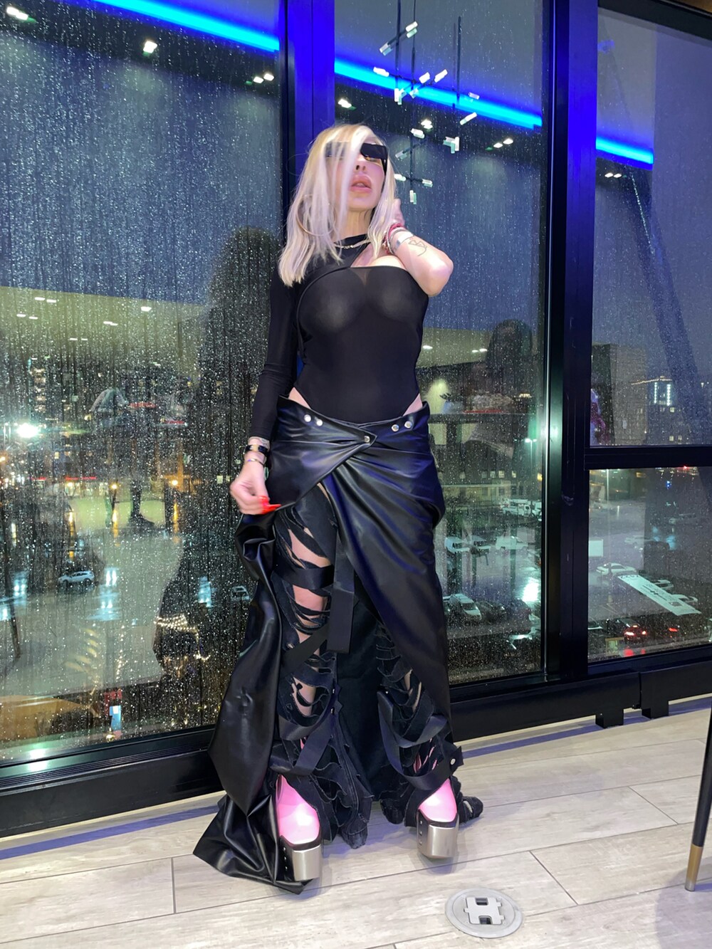 「Valennciiventoraのアイテム（デニムパンツ、ブラック系）」を使った、valennciiさん（レディース・163cm）の春コーディネートの3枚目の写真