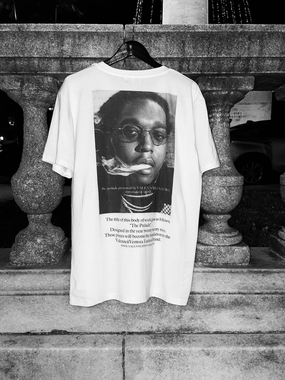 ホワイト系のTシャツ/カットソーを着用したメンズの春コーディネートの5枚目の写真