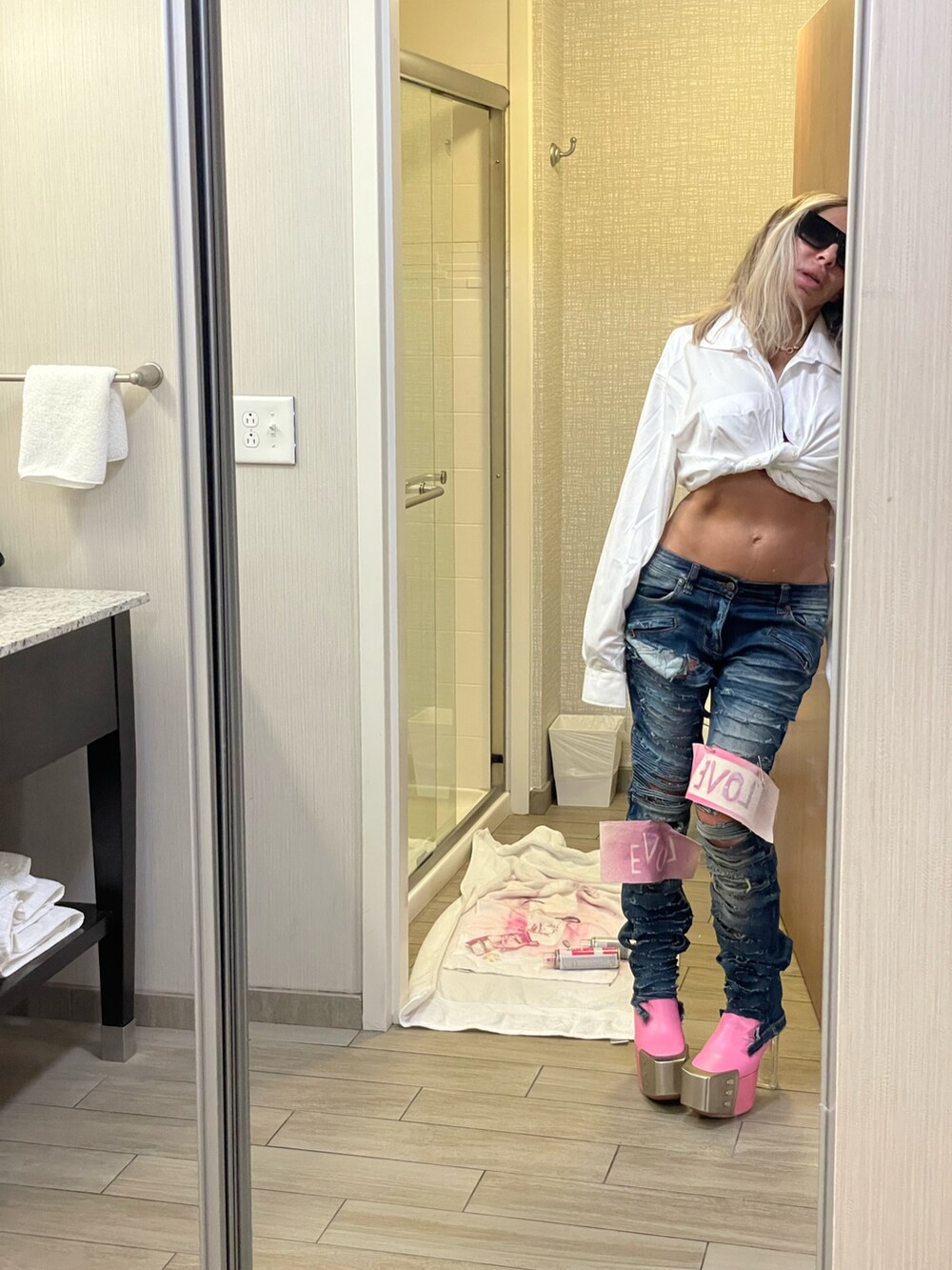 ブルー系のデニムパンツを着用したレディースの春コーディネートの2枚目の写真