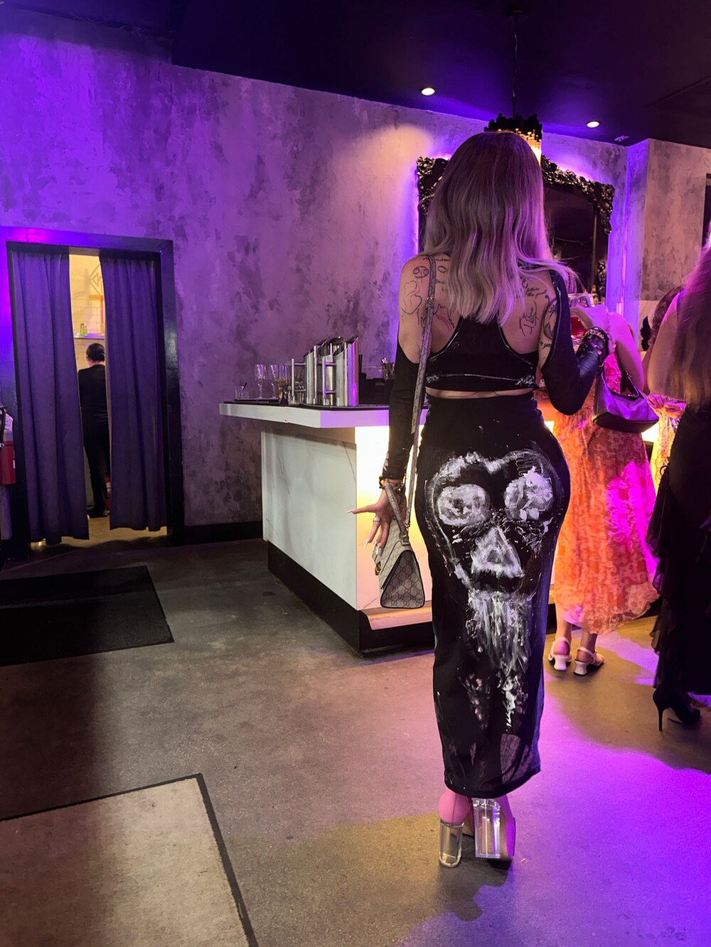 「mesh dress、valenncii Ventora、custom painted、bodycon dress」｜「Valenncii Ventoraのアイテム（ワンピース、ブラック系）」を使った、valennciiさん（レディース・163cm）の春コーディネートの4枚目の写真