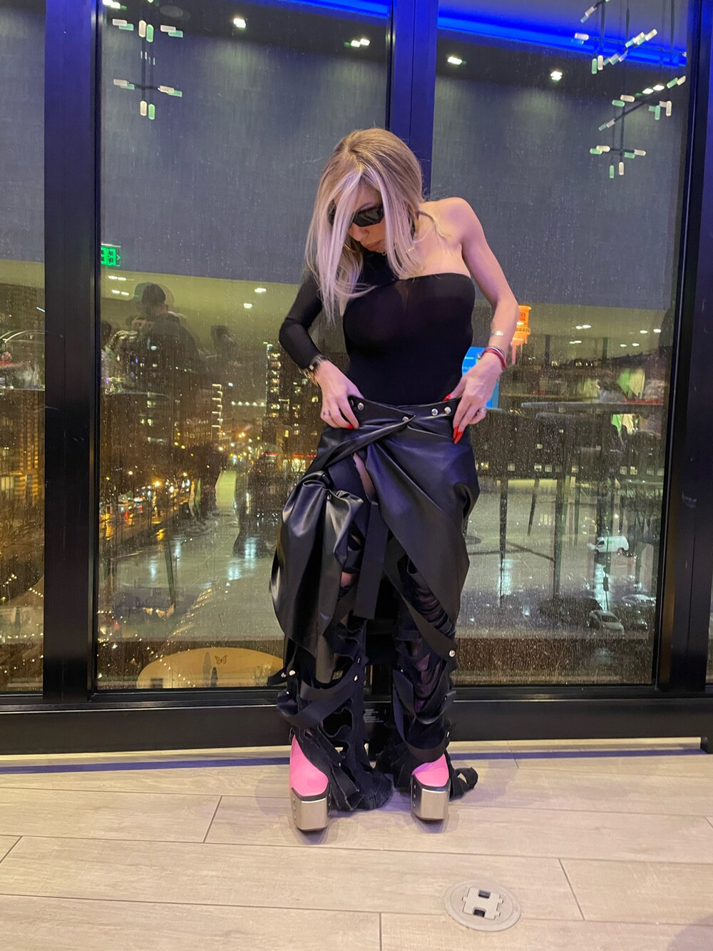「Valennciiventoraのアイテム（デニムパンツ、ブラック系）」を使った、valennciiさん（レディース・163cm）の春コーディネートの2枚目の写真