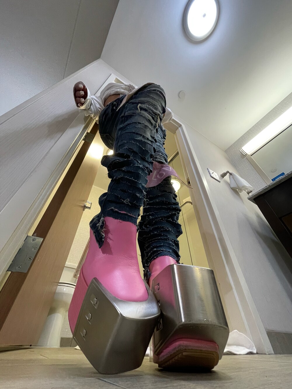 ブルー系のデニムパンツを着用したレディースの春コーディネートの3枚目の写真