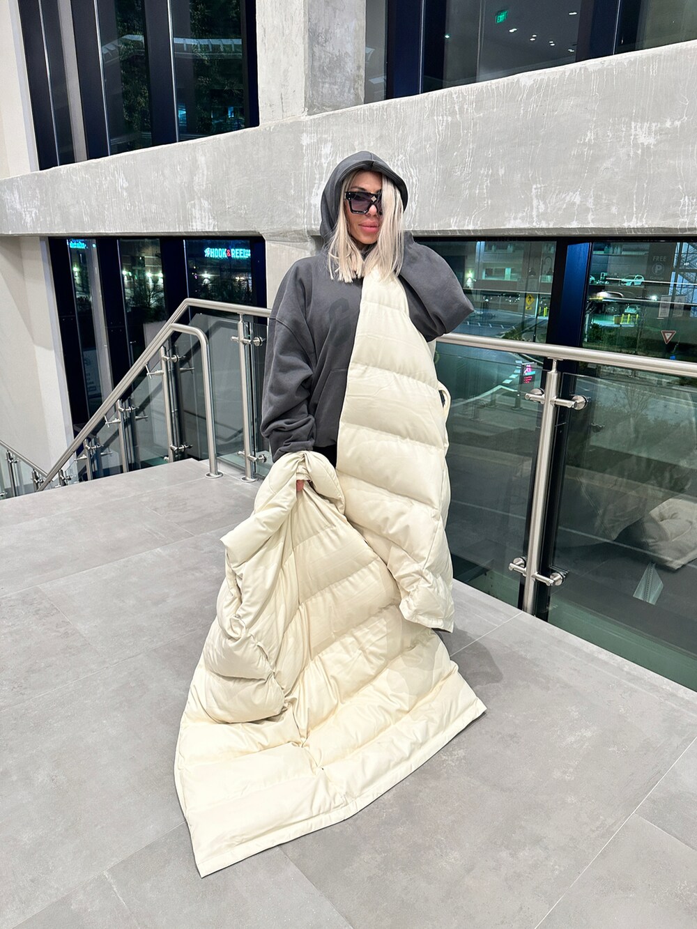 「valennciiventora」｜「Valennciiventoraのアイテム（ダッフルコート、ベージュ系）」を使った、valennciiさん（レディース・165cm）の春コーディネートの4枚目の写真