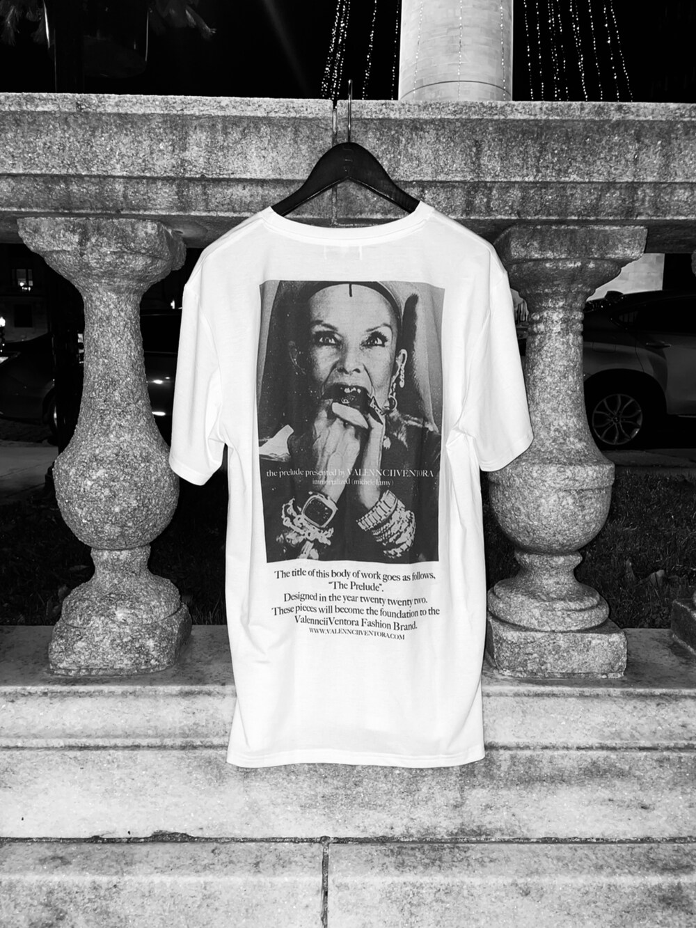 ホワイト系のTシャツ/カットソーを着用したメンズの春コーディネートの4枚目の写真