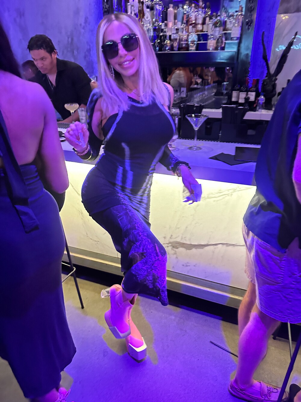 「mesh dress、valenncii Ventora、custom painted、bodycon dress」｜「Valenncii Ventoraのアイテム（ワンピース、ブラック系）」を使った、valennciiさん（レディース・163cm）の春コーディネートの3枚目の写真