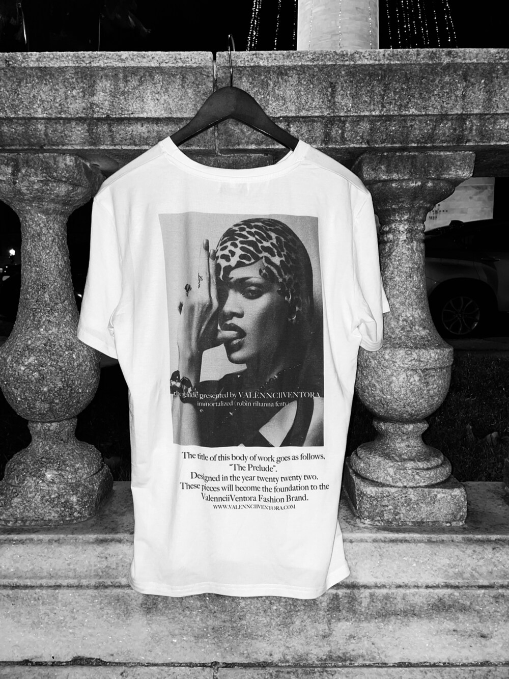 ホワイト系のTシャツ/カットソーを着用したメンズの春コーディネートの3枚目の写真