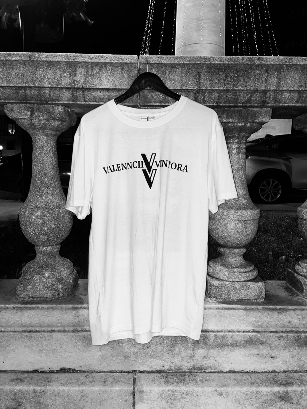 ホワイト系のTシャツ/カットソーを着用したメンズの春コーディネートの2枚目の写真