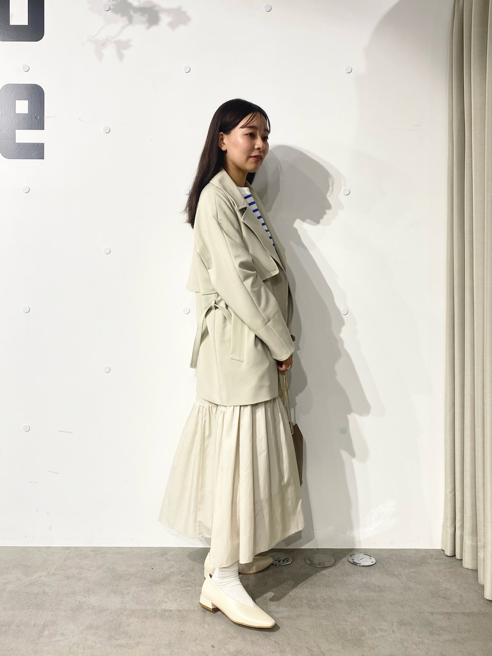 「秋服まるっと大公開、初秋コーデ、大人カジュアル、ラクチンコーデ、大人ガーリー、ママファッション、ベージュ、ホワイトコーデ、ロングスカート、おでかけコーデ」｜「NANO universeのクリアコットンボーダーカットトップス（Tシャツ/カットソー、ブルー系）」を使った、nano4410さん（レディース・160cm）の秋コーディネートの2枚目の写真