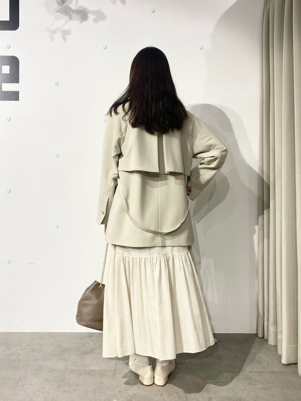 「秋服まるっと大公開、初秋コーデ、大人カジュアル、ラクチンコーデ、大人ガーリー、ママファッション、ベージュ、ホワイトコーデ、ロングスカート、おでかけコーデ」｜「NANO universeのクリアコットンボーダーカットトップス（Tシャツ/カットソー、ブルー系）」を使った、nano4410さん（レディース・160cm）の秋コーディネートの3枚目の写真