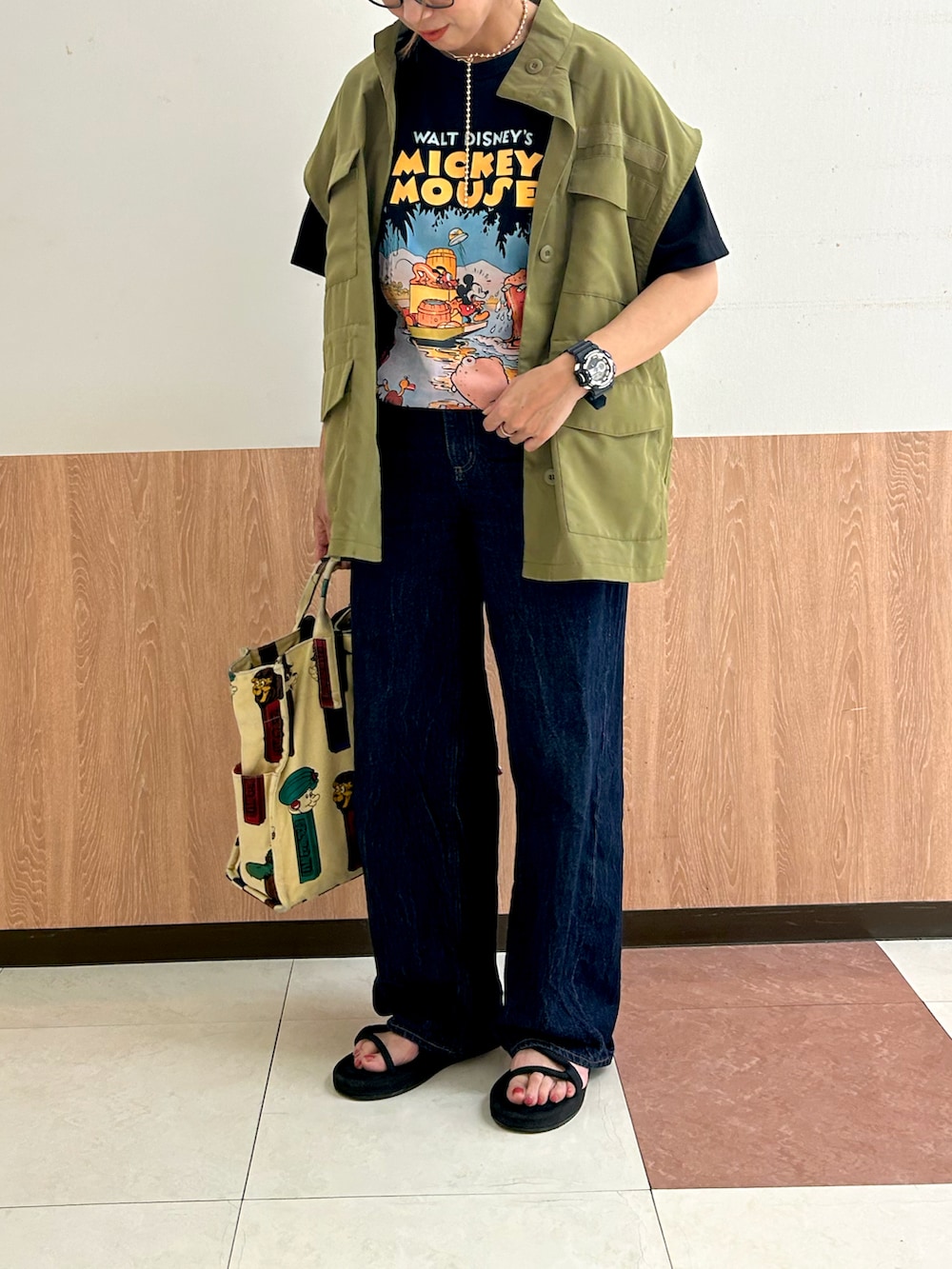 ブラック系のサンダル、ホワイト系のトートバッグ、ブラック系のTシャツ/カットソーを着用したレディースの夏コーディネートの2枚目の写真