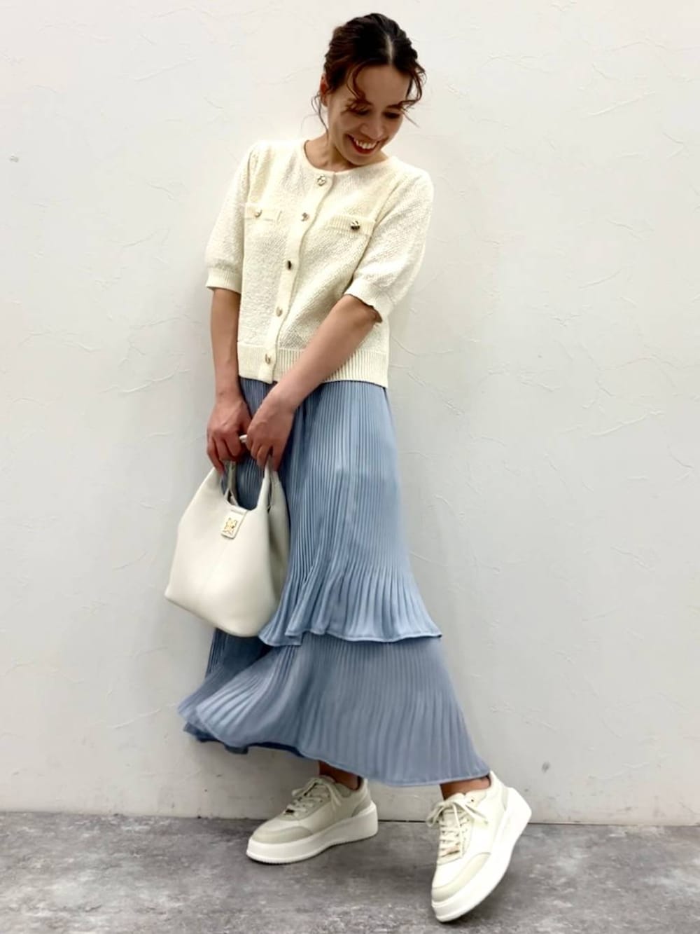 ホワイト系のスニーカー、ホワイト系のショルダーバッグを着用したレディースの春コーディネートの2枚目の写真