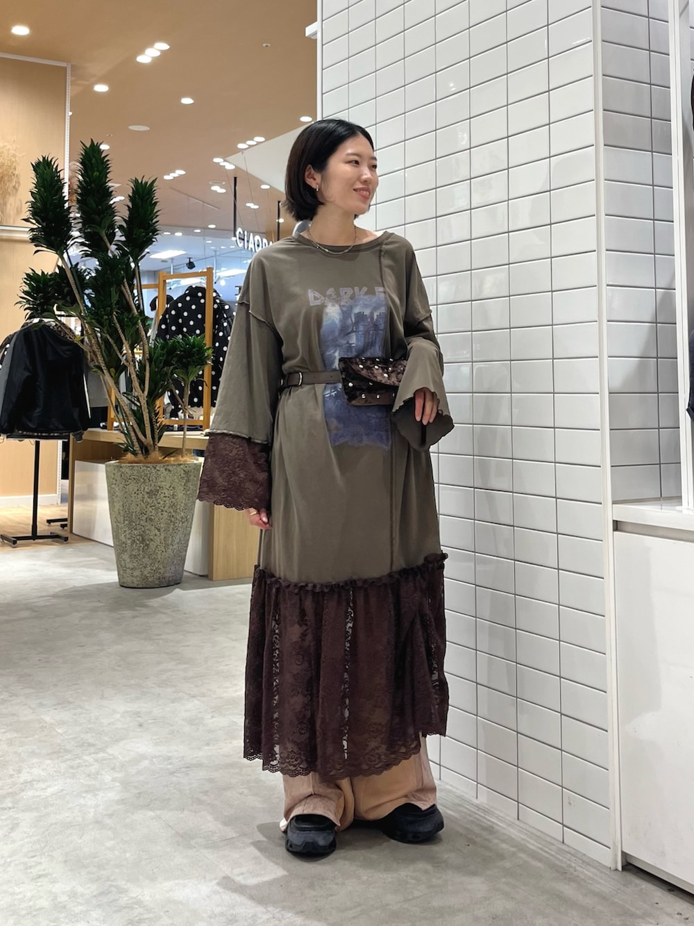 ピンク系のその他パンツ、ブラウン系のワンピース、ブラウン系のボディバッグ/ウエストポーチを着用したレディースの秋コーディネートの2枚目の写真