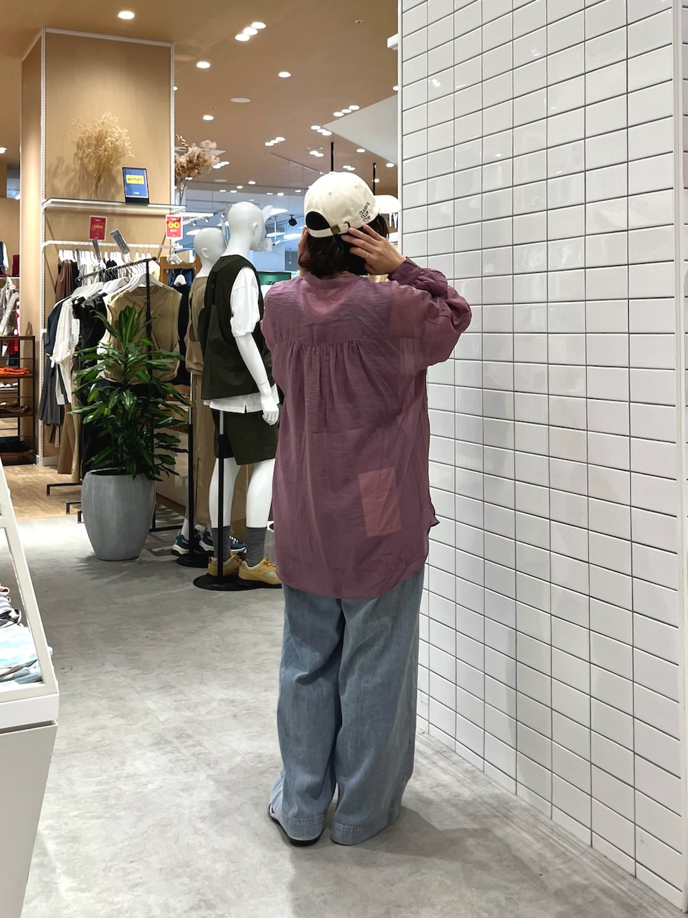 ブルー系のデニムパンツ、シルバー系のサンダル、グレー系のタンクトップを着用したレディースの春コーディネートの4枚目の写真