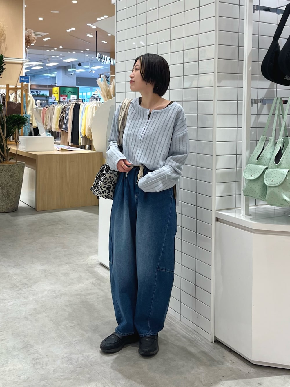 ブラウン系のTシャツ/カットソー、ブルー系のTシャツ/カットソー、ホワイト系のショルダーバッグを着用したレディースの春コーディネートの2枚目の写真