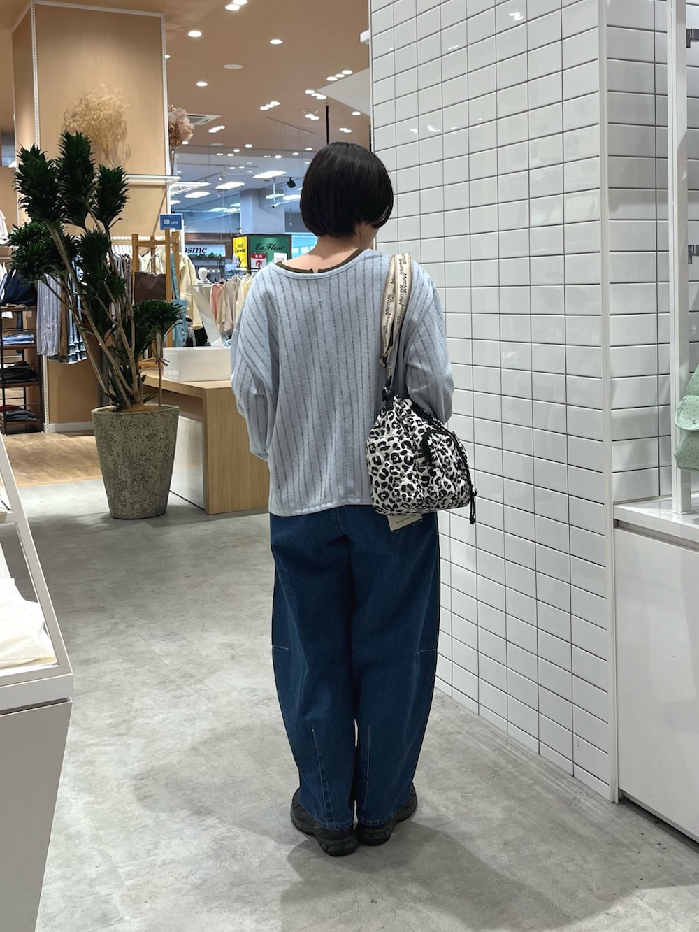 ブラウン系のTシャツ/カットソー、ブルー系のTシャツ/カットソー、ホワイト系のショルダーバッグを着用したレディースの春コーディネートの3枚目の写真