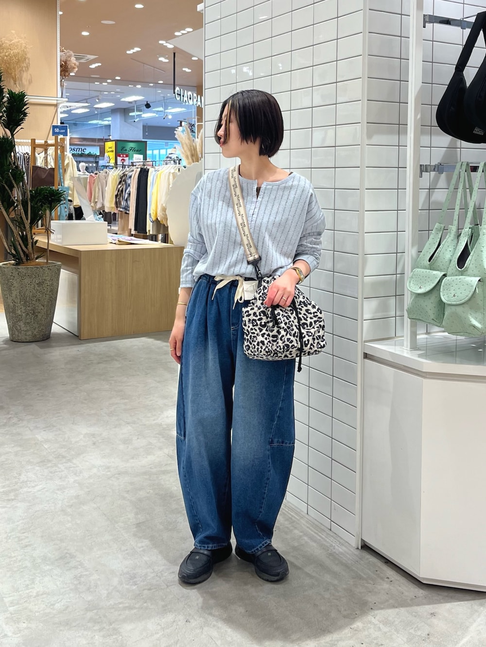 ブラウン系のTシャツ/カットソー、ブルー系のTシャツ/カットソー、ホワイト系のショルダーバッグを着用したレディースの春コーディネートの4枚目の写真