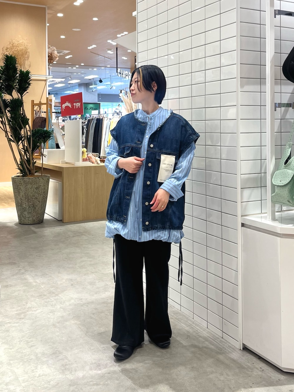 ブルー系のシャツ/ブラウス、ブルー系のデニムジャケット、ブラック系のその他パンツを着用したレディースの春コーディネートの2枚目の写真