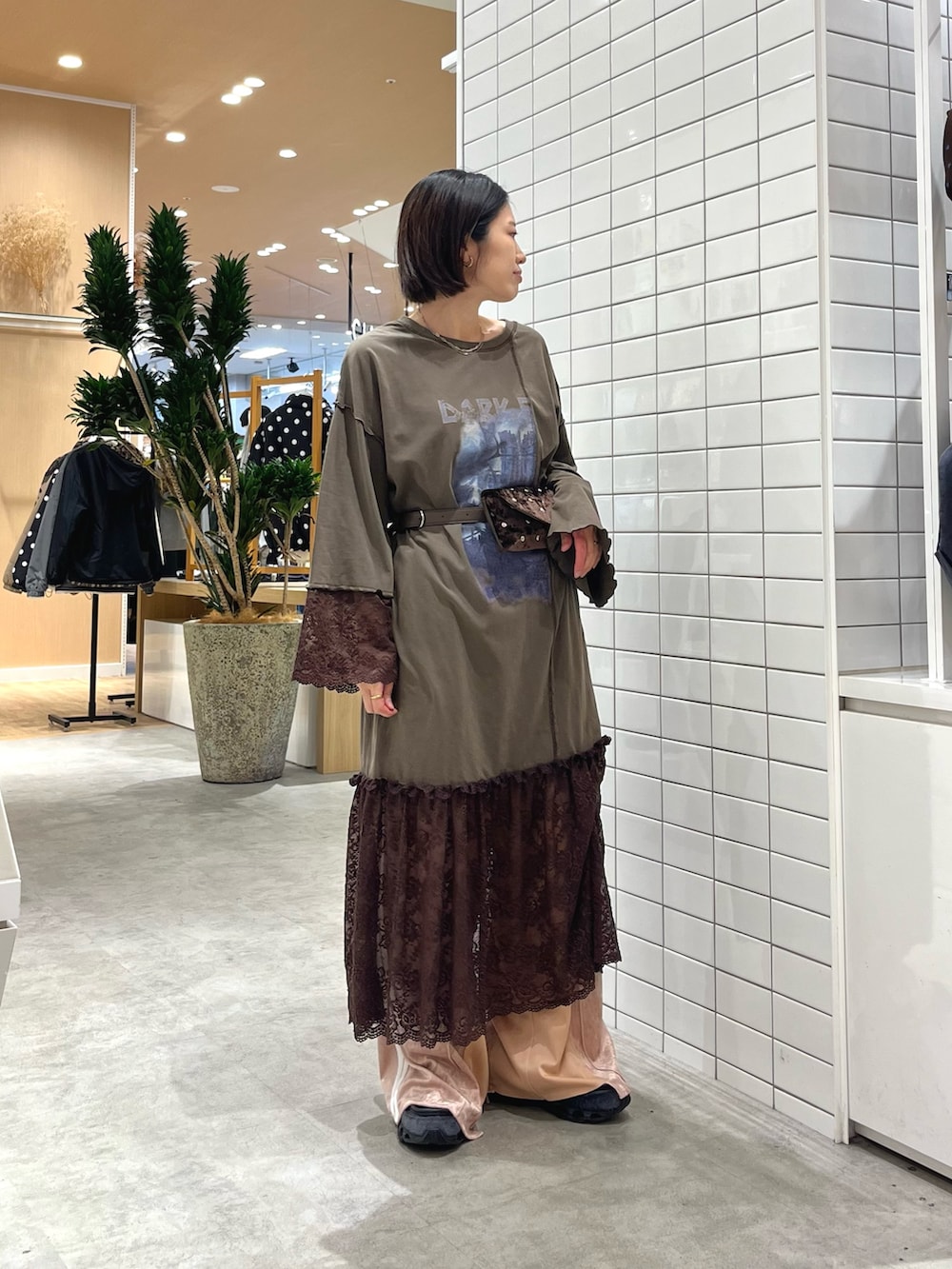 ピンク系のその他パンツ、ブラウン系のワンピース、ブラウン系のボディバッグ/ウエストポーチを着用したレディースの秋コーディネートの3枚目の写真