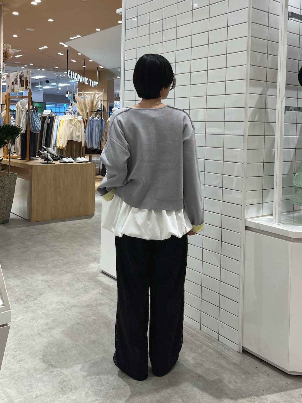 ホワイト系のTシャツ/カットソー、グレー系のカーディガン/ボレロ、ブラック系のその他パンツを着用したレディースの春コーディネートの4枚目の写真