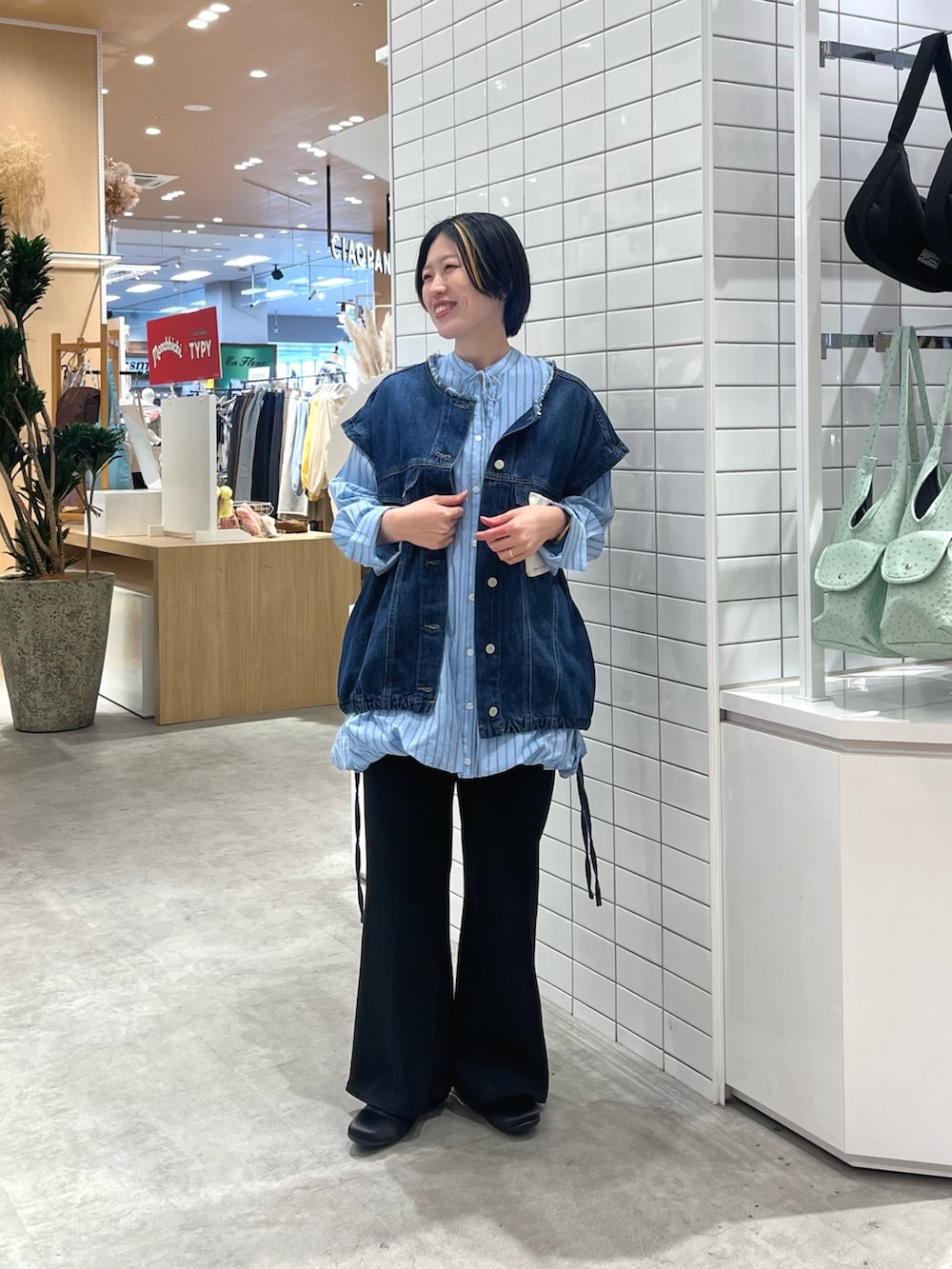 ブルー系のシャツ/ブラウス、ブルー系のデニムジャケット、ブラック系のその他パンツを着用したレディースの春コーディネートの3枚目の写真