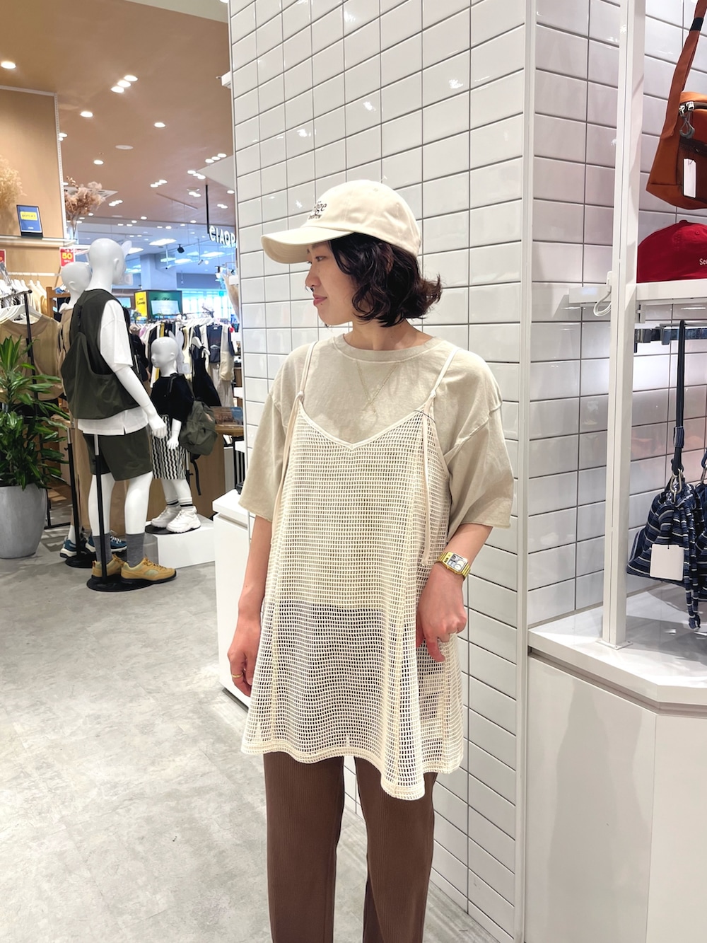 ブラック系のサンダル、ホワイト系のキャミソール、ブラウン系のその他パンツを着用したレディースの春コーディネートの3枚目の写真