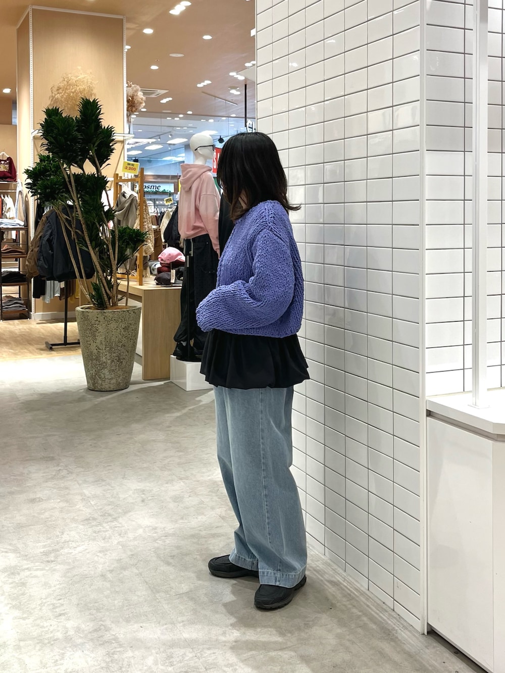 パープル系のカーディガン/ボレロ、ブラック系のTシャツ/カットソー、ブルー系のデニムパンツを着用したレディースの冬コーディネートの2枚目の写真